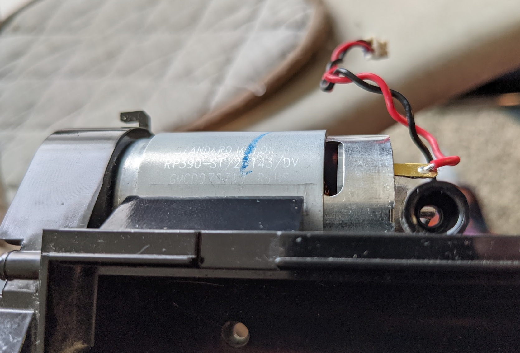 Fixing a "stuck" main rolling brush on a Eufy RoboVac 25c (Robot Vacuum